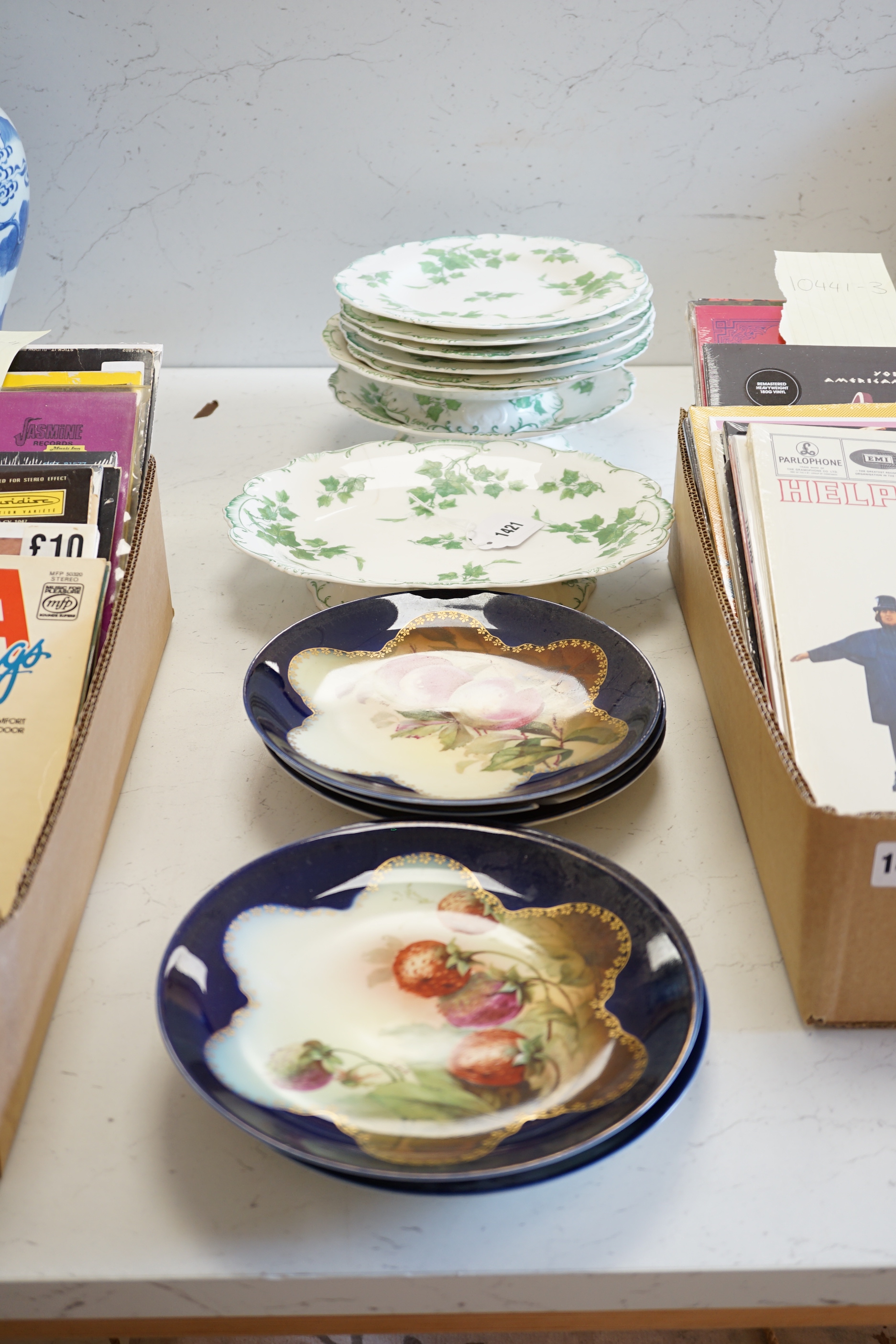 A set of five fruit-printed dessert plates, 22cm, and an ivy leaf dessert set